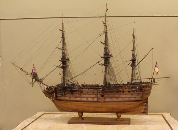 Modello in scala 1:34 della H.S.M. Victory, sec. XX, vascello di prima classe della Royal Navy a tre ponti, 104 cannoni. Costruita nel 1760, fu la nave ammiraglia della flotta inglese dell’ammiraglio Nelson con il quale vinse la battaglia di Capo Trafalgar nel 1805 contro la flotta francese e spagnola. Realizzata interamente a mano, realizzazione 5.000 di lavoro, cm 210x75x155