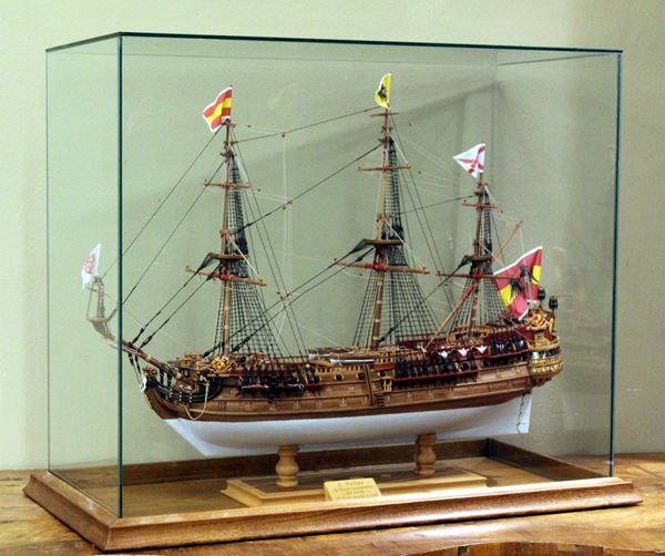 Modello in scala 1:100 del S. Felipe, sec. XX, galeone spagnolo del 1690, modello cm 72x32x60, teca cm 79x39x62