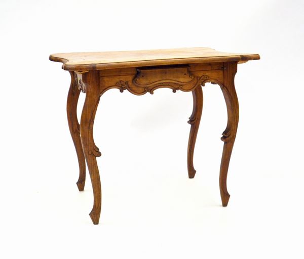 Tavolino, sec. XIX, in castagno, piano sagomato, un cassetto, cm 92x68x77,