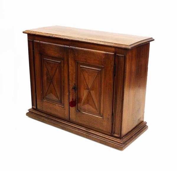 Credenza, Piemonte, sec. XVIII, in rovere, piano in noce rettangolare a&nbsp;&nbsp;&nbsp;