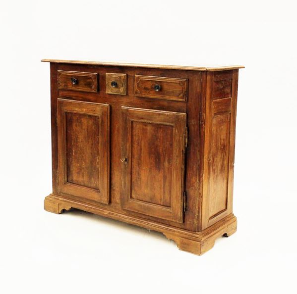 Credenza, sec. XVII, in noce, piano rettangolare a becco di civetta sotteso