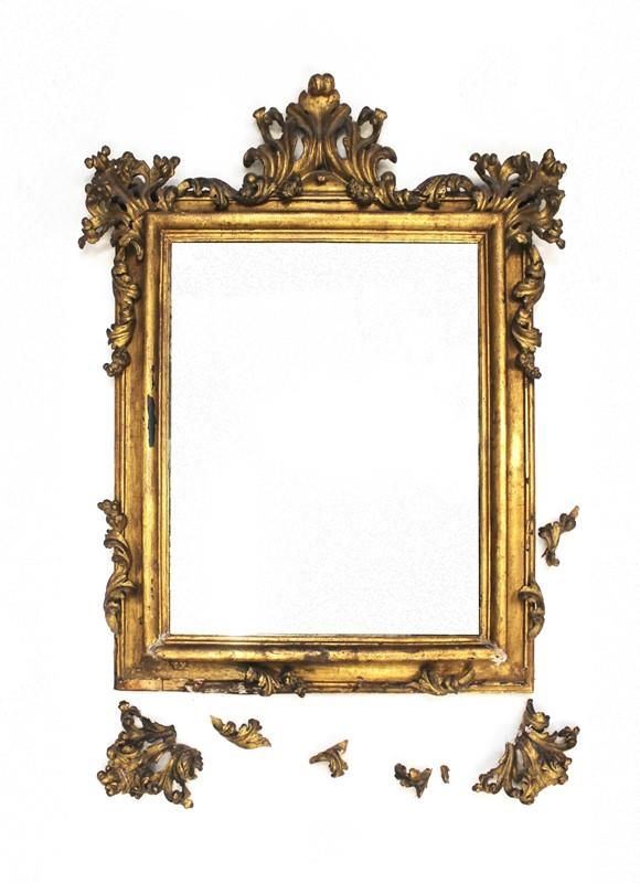 Specchiera, sec. XVIII, in legno dorato e scolpito, luce rettangolare,&nbsp;&nbsp;&nbsp;&nbsp;