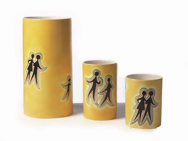 Tre vasetti, Torino, sec. XX, manifattura lenci,in ceramica pitturata con bambini che&nbsp;&nbsp;&nbsp;&nbsp;&nbsp;&nbsp;&nbsp;&nbsp;&nbsp;&nbsp;&nbsp;&nbsp;&nbsp;&nbsp;&nbsp;&nbsp;&nbsp;&nbsp;&nbsp;&nbsp;&nbsp;&nbsp;&nbsp;&nbsp;&nbsp;&nbsp;&nbsp;&nbsp;&nbsp;&nbsp;&nbsp;&nbsp;&nbsp;&nbsp;&nbsp;&nbsp;&nbsp;