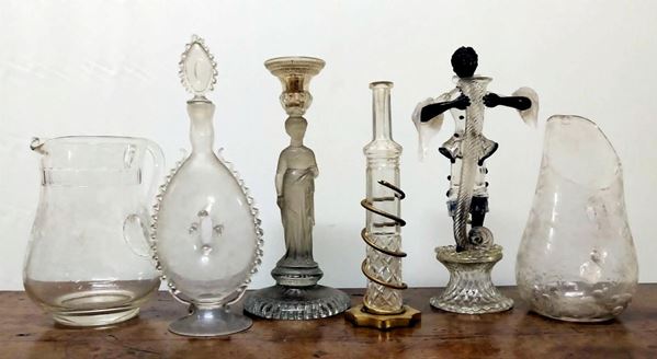 DUE CANDELIERI E QUATTRO FRA BROCCHE E BOTTIGLIE&nbsp;&nbsp;&nbsp;&nbsp;&nbsp;&nbsp;&nbsp;&nbsp;&nbsp;&nbsp;&nbsp;&nbsp;&nbsp;&nbsp;&nbsp;&nbsp;&nbsp;&nbsp;&nbsp;&nbsp;&nbsp;&nbsp;&nbsp;&nbsp;&nbsp;&nbsp;