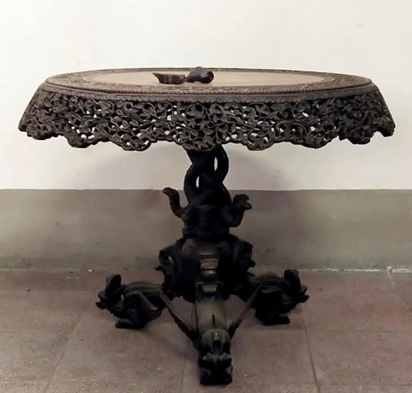 TAVOLINO DA CENTRO,SEC.XX,IN LEGNO INTAGLIATO A                           