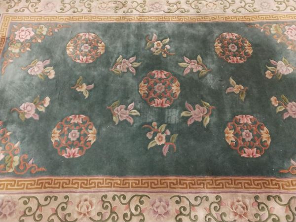 TAPPETO,CINA,SEC.XX,FONDO NEI TONI DEL VERDE A&nbsp;&nbsp;&nbsp;&nbsp;&nbsp;&nbsp;&nbsp;&nbsp;&nbsp;&nbsp;&nbsp;&nbsp;&nbsp;&nbsp;&nbsp;&nbsp;&nbsp;&nbsp;&nbsp;&nbsp;&nbsp;&nbsp;&nbsp;&nbsp;&nbsp;&nbsp;&nbsp;&nbsp;  - Asta ASTA FUORI TUTTO: CURIOSITA' E ARREDI D'OCCASIONE - Poggio Bracciolini Casa d'Aste