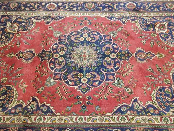 TAPPETO TABRIZ,SEC.XX,FONDO NEI TONI DEL ROSSO A&nbsp;&nbsp;&nbsp;&nbsp;&nbsp;&nbsp;&nbsp;&nbsp;&nbsp;&nbsp;&nbsp;&nbsp;&nbsp;&nbsp;&nbsp;&nbsp;&nbsp;&nbsp;&nbsp;&nbsp;&nbsp;&nbsp;&nbsp;&nbsp;&nbsp;&nbsp;  - Asta ASTA FUORI TUTTO: CURIOSITA' E ARREDI D'OCCASIONE - Poggio Bracciolini Casa d'Aste