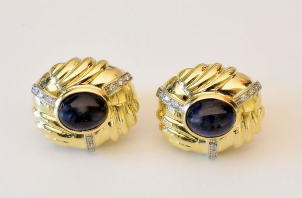 PAIO DI ORECCHINI IN ORO GIALLO , DIAMANTI E ZAFFIRI&nbsp;&nbsp;&nbsp;&nbsp;&nbsp;&nbsp;&nbsp;&nbsp;&nbsp;&nbsp;&nbsp;&nbsp;&nbsp;&nbsp;&nbsp;&nbsp;&nbsp;&nbsp;&nbsp;&nbsp;&nbsp;&nbsp;  - Asta BENI D'ANTIQUARIATO E SCULTURE, GIOIELLI E COLLEZIONISMO - Poggio Bracciolini Casa d'Aste
