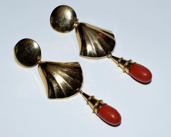 PAIO DI ORECCHINI PENDENTI IN ORO GIALLO E CORALLO&nbsp;&nbsp;&nbsp;&nbsp;&nbsp;&nbsp;&nbsp;&nbsp;&nbsp;&nbsp;&nbsp;&nbsp;&nbsp;&nbsp;&nbsp;&nbsp;&nbsp;&nbsp;&nbsp;&nbsp;&nbsp;&nbsp;&nbsp;&nbsp;  - Asta BENI D'ANTIQUARIATO E SCULTURE, GIOIELLI E COLLEZIONISMO - Poggio Bracciolini Casa d'Aste