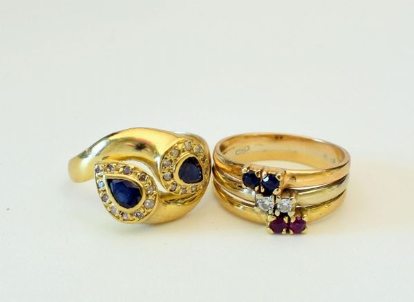 DUE ANELLI IN ORO GIALLO,DIAMANTI, ZAFFIRI E&nbsp;&nbsp;&nbsp;&nbsp;&nbsp;&nbsp;&nbsp;&nbsp;&nbsp;&nbsp;&nbsp;&nbsp;&nbsp;&nbsp;&nbsp;&nbsp;&nbsp;&nbsp;&nbsp;&nbsp;&nbsp;&nbsp;&nbsp;&nbsp;&nbsp;&nbsp;&nbsp;&nbsp;&nbsp;&nbsp;  - Asta BENI D'ANTIQUARIATO E SCULTURE, GIOIELLI E COLLEZIONISMO - Poggio Bracciolini Casa d'Aste