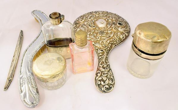 SETTE OGGETTI DA TOELETTE                                                   - Asta BENI D'ANTIQUARIATO E SCULTURE, GIOIELLI E COLLEZIONISMO - Poggio Bracciolini Casa d'Aste