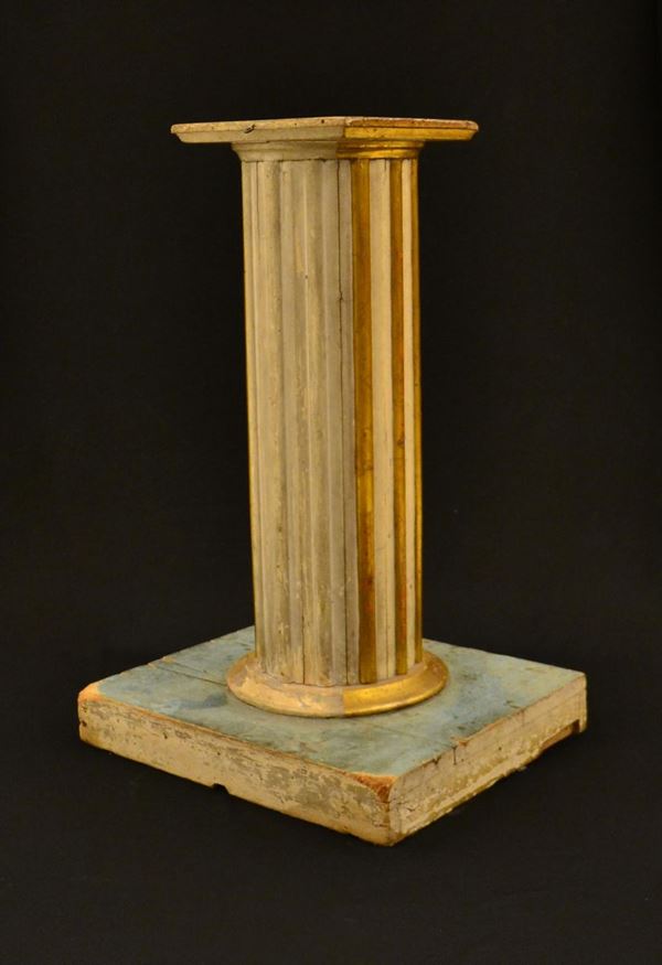 Colonna porta vaso, sec. XIX, in legno laccato nei toni dell'azzurro,&nbsp;&nbsp;&nbsp;&nbsp;&nbsp;