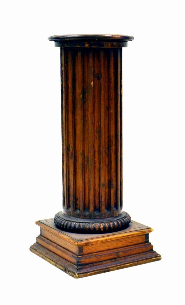 Colonna porta vaso, sec. XX, in legno di conifera, fusto scanalato, alt. cm