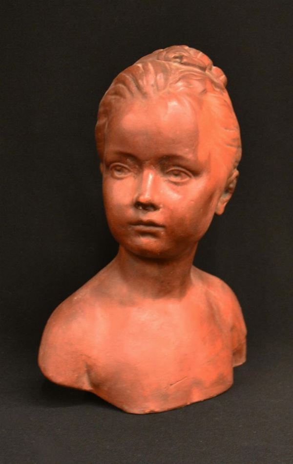 Busto, sec. XX, in terracotta, raffigurante volto di fanciulla, alt. cm 33