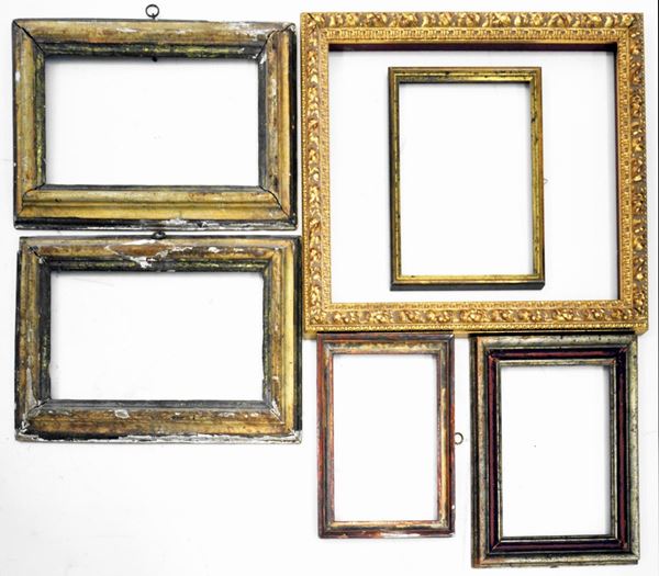 Sei cornici, sec. XIX e XX, in legno laccato, misure varie, difetti (6)&nbsp;&nbsp;&nbsp;