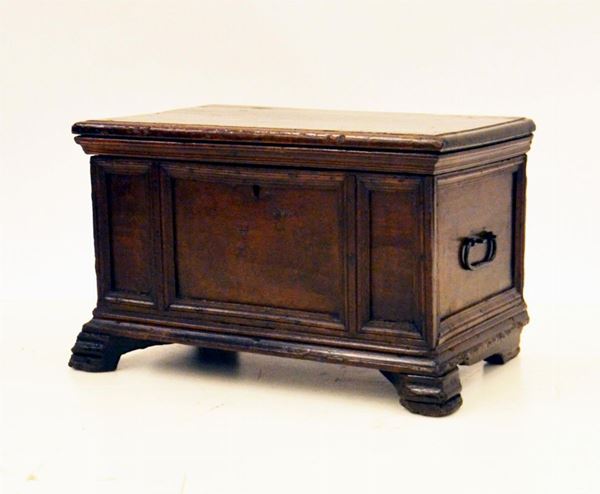 Cassina, sec. XVIII, in noce, piano ad alzarsi, cm 59x34x35, restauri&nbsp;&nbsp;&nbsp;&nbsp;&nbsp;