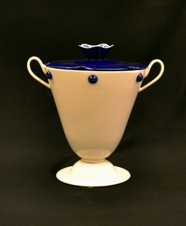 Vaso biansato, Manifattura Delft, in ceramica bianca e blu, cm&nbsp;&nbsp;&nbsp;&nbsp;&nbsp;&nbsp;&nbsp;&nbsp;&nbsp;&nbsp;&nbsp;&nbsp;