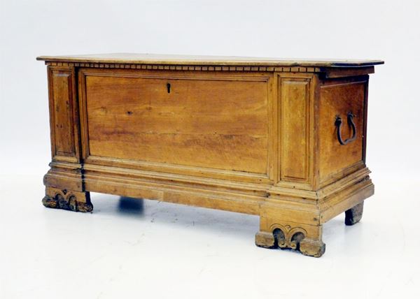 Cassapanca, sec. XVIII, in noce, piano baccellato, cm 138x54x67, difetti&nbsp;&nbsp;
