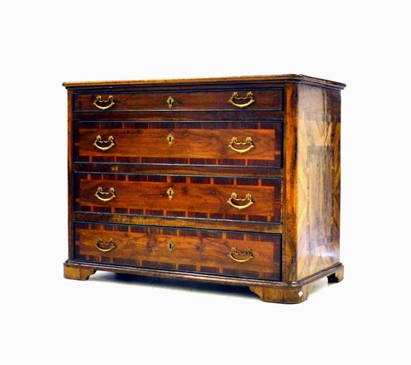 Cassettone, Toscana, sec. XVIII, lastronato in noce e mogano, piano&nbsp;&nbsp;&nbsp;&nbsp;&nbsp;&nbsp;&nbsp;