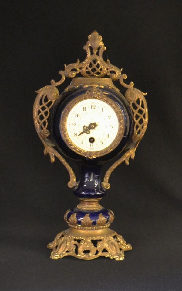 Orologio da tavolo, sec. XIX, in ceramica smaltata nei toni del blu e&nbsp;&nbsp;&nbsp;&nbsp;&nbsp;