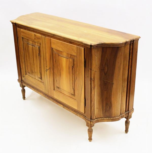 Credenza, in stile Veneto del 700, in noce, piano sagomato sotteso da&nbsp;&nbsp;&nbsp;&nbsp;&nbsp;
