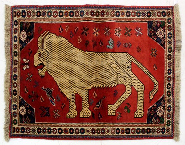 Tappeto persiano Gabbe, con grande figura di leone sul fondo rosso con&nbsp;&nbsp;&nbsp;&nbsp;  - Asta BENI D'ANTIQUARIATO E SCULTURE, GIOIELLI E COLLEZIONISMO - Poggio Bracciolini Casa d'Aste