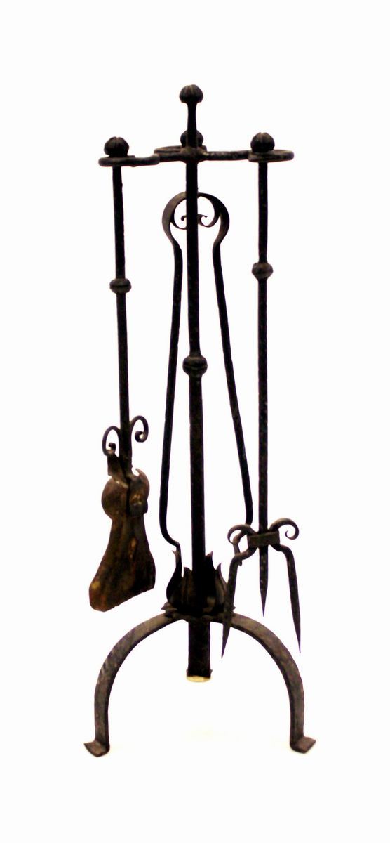 Set da camino, sec. XX, in ferro battuto e forgiato, alt. cm 67,5&nbsp;&nbsp;&nbsp;&nbsp;&nbsp;&nbsp;&nbsp;&nbsp;&nbsp;