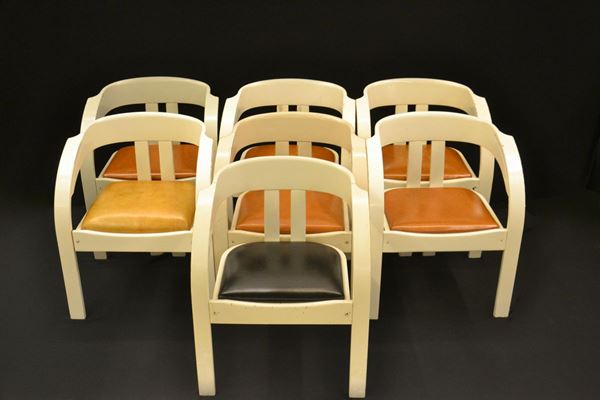 Serie di sette sedie, 1960, designer Giovanni Battista Bassi per Poltronova, di cui sei con struttura in Legno laccato bianco con seduta imbottita in cuoio marrone, una rivestita in cuoio nero, difetti (7)&nbsp;&nbsp;&nbsp;&nbsp;&nbsp;&nbsp;