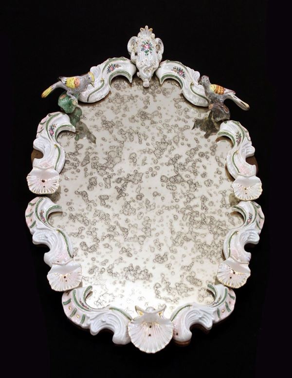 Specchiera in porcellana, con cornice ovale policroma decorata con uccelli,
