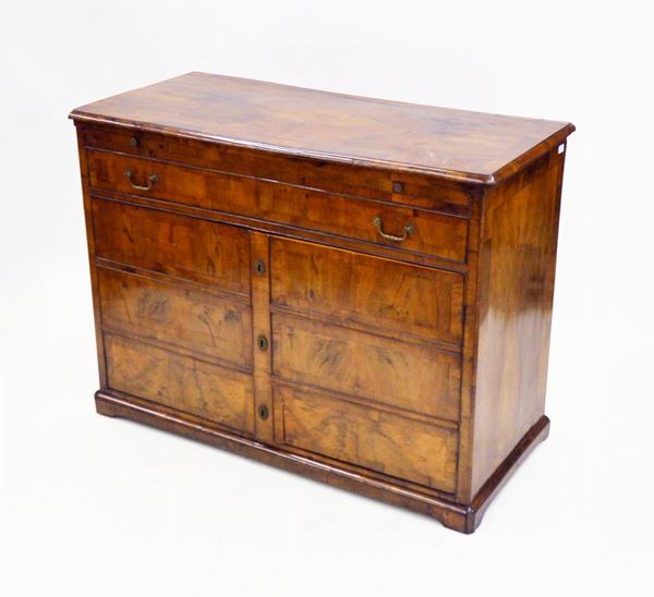 Credenza, Toscana, sec. XVIII, lastronata in noce, piano rettangolare a&nbsp;&nbsp;&nbsp;