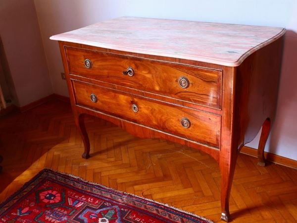 Cassettone, Toscana, sec. XVIII, lastronato in noce, piano sagomato in&nbsp;&nbsp;&nbsp;&nbsp;