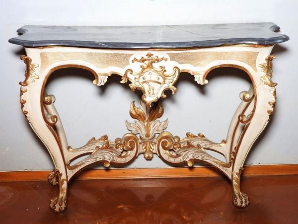 Console, sec. XIX,  in legno laccato bianco e lumeggiato in oro realizzata
