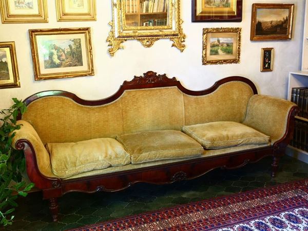 Divano a barca, met&agrave; del sec. XIX, impiallacciato in mogano, da tre posti,