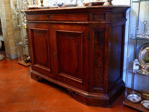 Grande credenza, sec. XVIII, in legno tenero, fronte a due sportelli con&nbsp;&nbsp;
