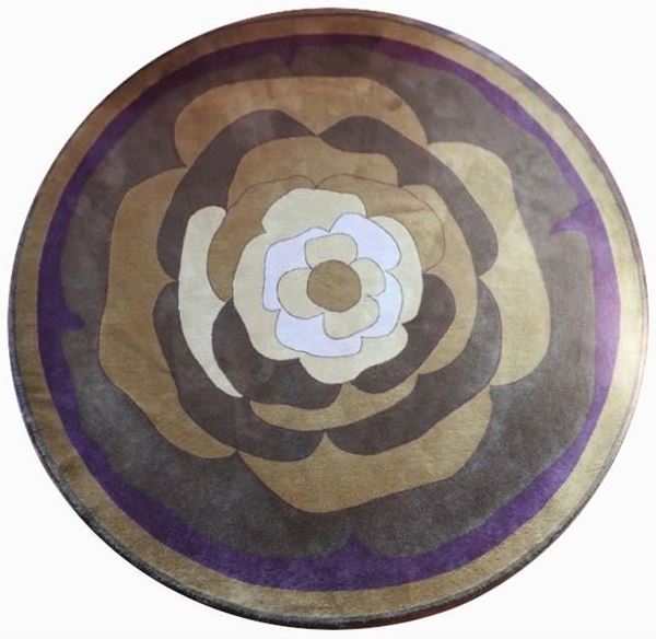 Tappeto, Anni Settanta, di forma rotonda decorato con motivo floreale&nbsp;&nbsp;&nbsp;&nbsp;&nbsp;