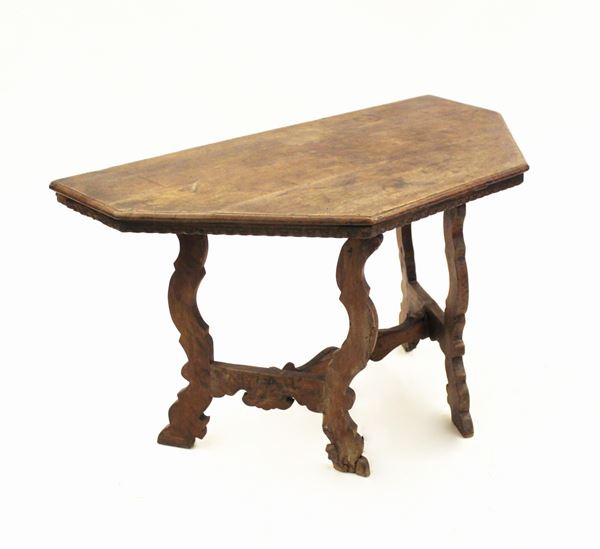 Consolle, in stile 600, piano semiottagonale sotteso da profilo dentellato,