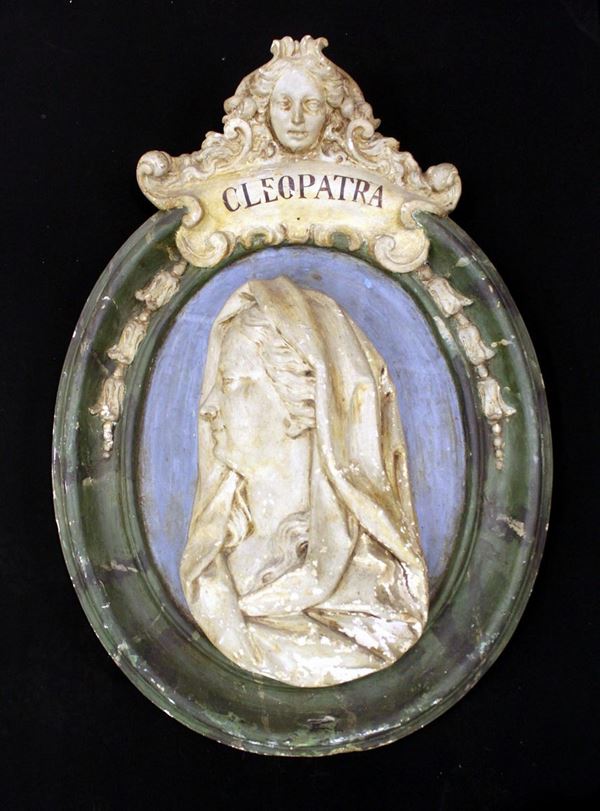 Medaglione, sec. XVIII, in stucco dipinto raffigurante il profilo di&nbsp;&nbsp;&nbsp;&nbsp;&nbsp;&nbsp;