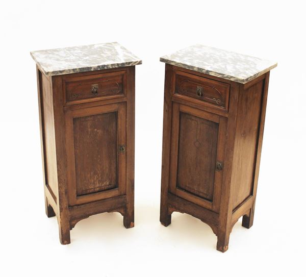 Coppia di comodini, sec. XIX/XX, in noce, piano in marmo grigio, fronte ad