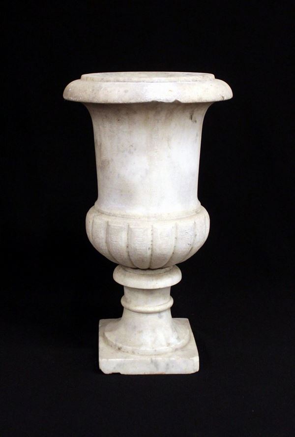 Elemento decorativo, sec. XIX, in marmo bianco realizzato a guisa di&nbsp;&nbsp;&nbsp;&nbsp;&nbsp;&nbsp;