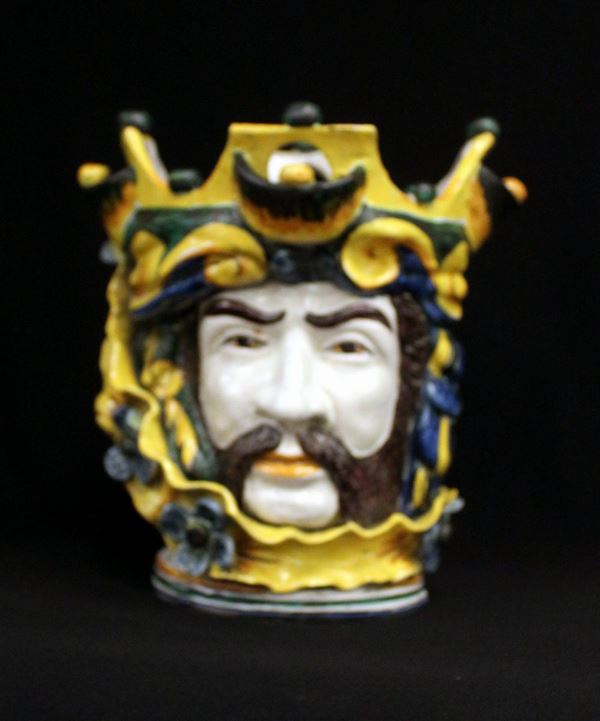 Vaso, Caltagirone, in ceramica dipinta in policromia modellato a guisa di&nbsp;