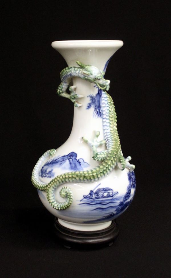 Vaso Giappone, sec. XX, in porcellana bianco blu decorato a scene&nbsp;&nbsp;&nbsp;&nbsp;&nbsp;&nbsp;&nbsp;&nbsp;&nbsp;