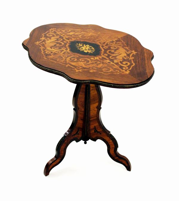 Tavolino, Francia, sec. XIX, lastronato in palissandro e bois de rose,    