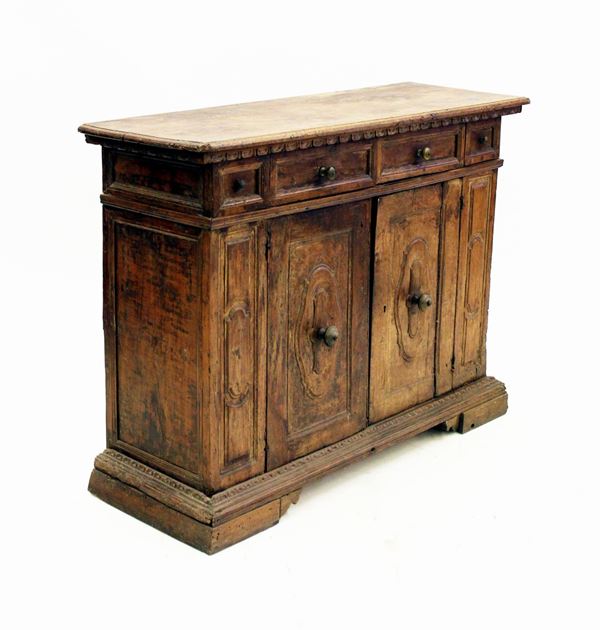 Credenza, Italia settentrionale, sec. XVII, in noce, piano rettangolare a&nbsp;