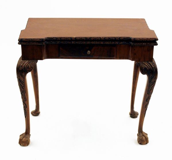 Tavolino da gioco, Inghilterra, sec. XIX/XX, in mogano, piano sagomato&nbsp;&nbsp;&nbsp;&nbsp;