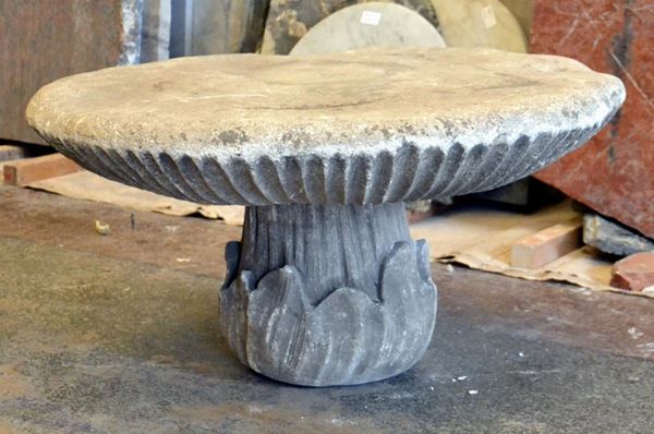 Tavolino da esterno, sec. XIX, in pietra vicentina&nbsp;&nbsp;&nbsp;&nbsp;&nbsp;&nbsp;&nbsp;&nbsp;&nbsp;&nbsp;&nbsp;&nbsp;&nbsp;&nbsp;&nbsp;&nbsp;&nbsp;&nbsp;&nbsp;&nbsp;&nbsp;&nbsp;&nbsp;&nbsp;  - Asta BENI D'ANTIQUARIATO E SCULTURE, GIOIELLI E COLLEZIONISMO - Poggio Bracciolini Casa d'Aste
