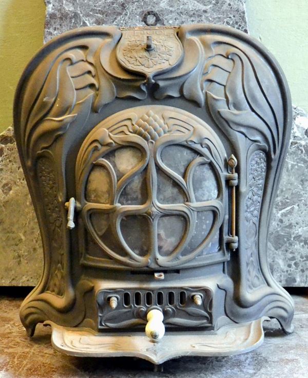 Vecchia stufa, inizi sec. XX, in ghisa sagomata,&nbsp;&nbsp;&nbsp;&nbsp;&nbsp;&nbsp;&nbsp;&nbsp;&nbsp;&nbsp;&nbsp;&nbsp;&nbsp;&nbsp;&nbsp;&nbsp;&nbsp;&nbsp;&nbsp;&nbsp;&nbsp;&nbsp;&nbsp;&nbsp;&nbsp;&nbsp;  - Asta BENI D'ANTIQUARIATO E SCULTURE, GIOIELLI E COLLEZIONISMO - Poggio Bracciolini Casa d'Aste