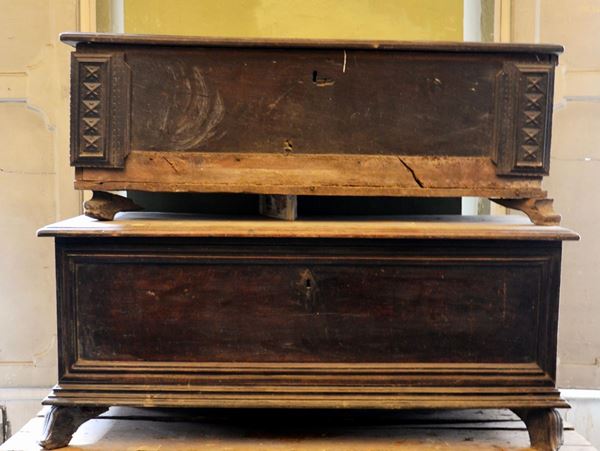 Due cassapanche, sec. XVIII, in noce, cm 159x51x59&nbsp;&nbsp;&nbsp;&nbsp;&nbsp;&nbsp;&nbsp;&nbsp;&nbsp;&nbsp;&nbsp;&nbsp;&nbsp;&nbsp;&nbsp;&nbsp;&nbsp;&nbsp;&nbsp;&nbsp;&nbsp;&nbsp;&nbsp;&nbsp;