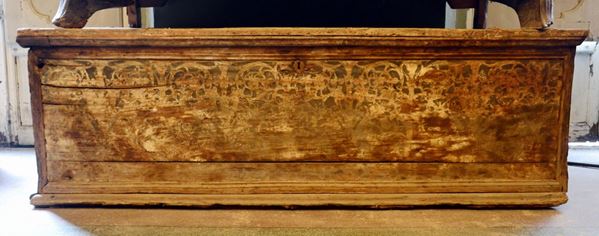 Cassapanca, sec. XVIII, in legno laccato, cm 186x&nbsp;&nbsp;&nbsp;&nbsp;&nbsp;&nbsp;&nbsp;&nbsp;&nbsp;&nbsp;&nbsp;&nbsp;&nbsp;&nbsp;&nbsp;&nbsp;&nbsp;&nbsp;&nbsp;&nbsp;&nbsp;&nbsp;&nbsp;&nbsp;&nbsp;
