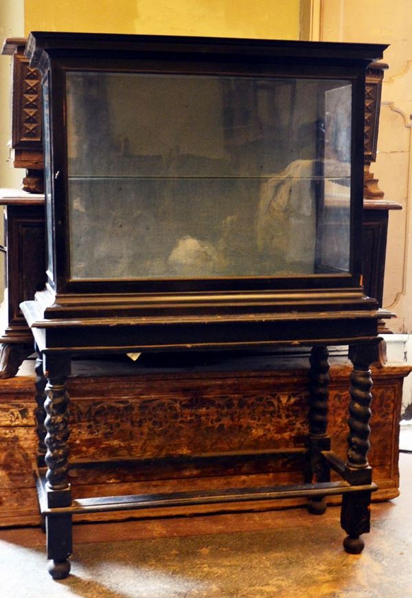 Vetrina, sec. XIX, a due corpi, in legno laccato,&nbsp;&nbsp;&nbsp;&nbsp;&nbsp;&nbsp;&nbsp;&nbsp;&nbsp;&nbsp;&nbsp;&nbsp;&nbsp;&nbsp;&nbsp;&nbsp;&nbsp;&nbsp;&nbsp;&nbsp;&nbsp;&nbsp;&nbsp;&nbsp;&nbsp;