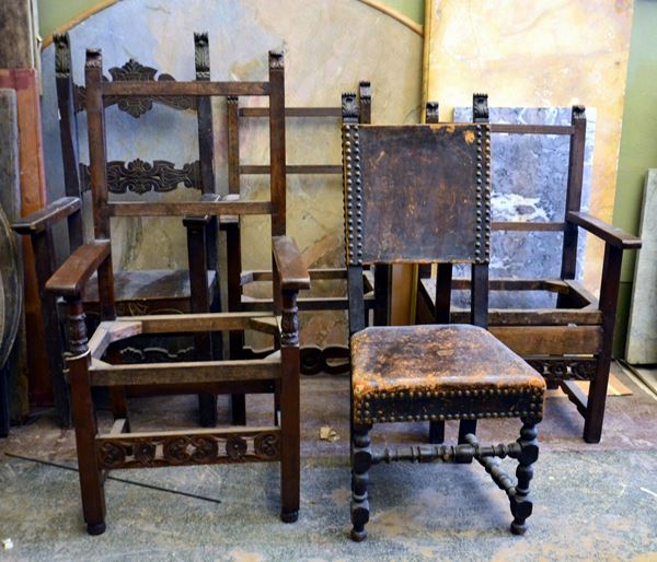 Cinque seggioloni, sec. XVII e XVIII, in noce, da&nbsp;&nbsp;&nbsp;&nbsp;&nbsp;&nbsp;&nbsp;&nbsp;&nbsp;&nbsp;&nbsp;&nbsp;&nbsp;&nbsp;&nbsp;&nbsp;&nbsp;&nbsp;&nbsp;&nbsp;&nbsp;&nbsp;&nbsp;&nbsp;&nbsp;  - Asta BENI D'ANTIQUARIATO E SCULTURE, GIOIELLI E COLLEZIONISMO - Poggio Bracciolini Casa d'Aste